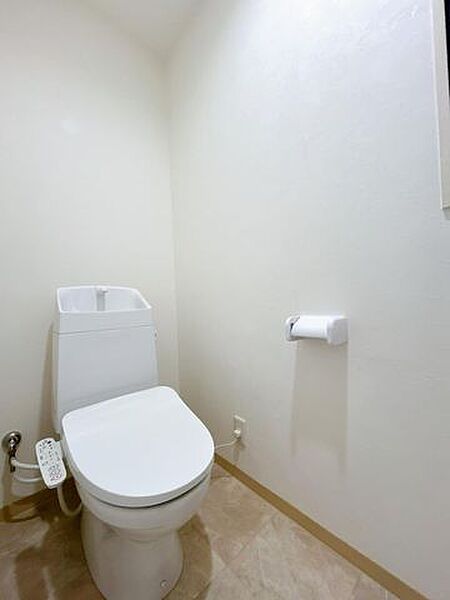 【リフォーム済】トイレは温水洗浄便座付きのジャニス工業製の新品に交換いたしました。