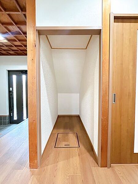 【リフォーム済】1階階段裏収納です。建具を取り除きオープン収納スペースに仕上げました。