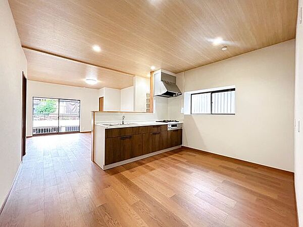 【リフォーム済】和室とダイニングスペースをつなげて、約18帖の広々としたリビングに仕上げました。