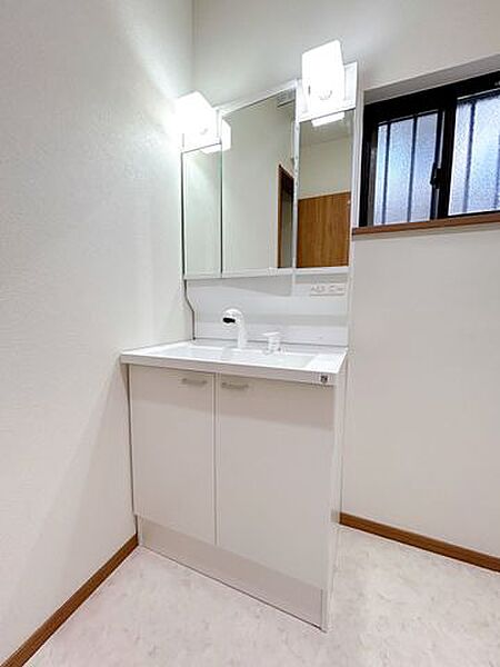 【リフォーム済】洗面化粧台は三面鏡タイプに新品交換しました。