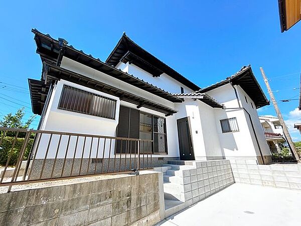 【リフォーム済】建物外観です。外壁は白色と木部をこげ茶で塗装、屋根は陶器瓦のため洗浄仕上げを行いました。