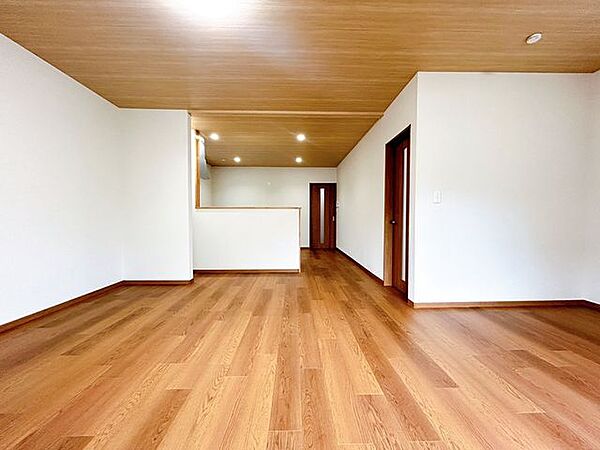 【リフォーム済】ダイニングスペースと和室をつなげて一体のリビングとして仕上げました。
