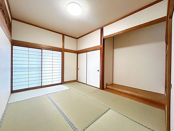 【リフォーム済】1階南東側6畳和室です。畳表替え、障子襖張替え、照明交換を行いました。