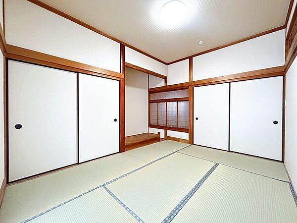 【リフォーム済】1階南東側6畳和室別アングルです。