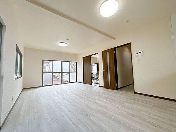 【リフォーム済】1階リビング写真です。壁・天井はクロス張り替え、照明も新品に交換済みです。家族団欒の時間をゆっくりを過ごせるような空間に仕上げました。