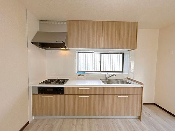 【リフォーム済】キッチンはハウステック製の新品に交換いたします。横幅約255センチのゆったり使える広さです。