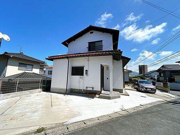【リフォーム済】外観別アングル写真です。門扉や車庫を撤去して、スッキリと仕上げました。