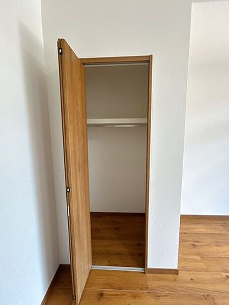 【リフォーム完了】1階6畳和室収納は洋室変更に合わせてクローゼットに交換いたしました。