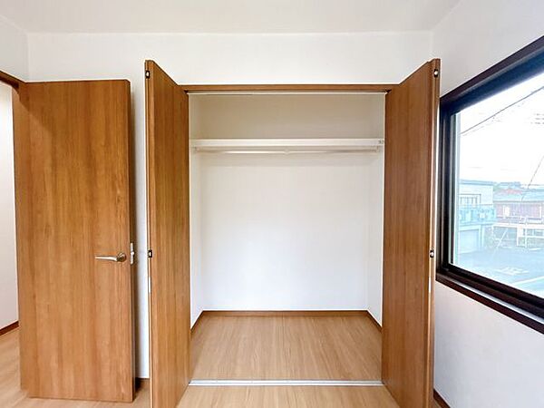 【リフォーム済み】2階6帖洋室収納写真です。使いやすいクローゼットに変更しました。
