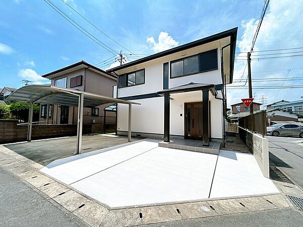 【リフォーム済み】外観別角度写真です。外壁塗装、木々の伐採などを行って、スッキリとした雰囲気になるように仕上げていきます。
