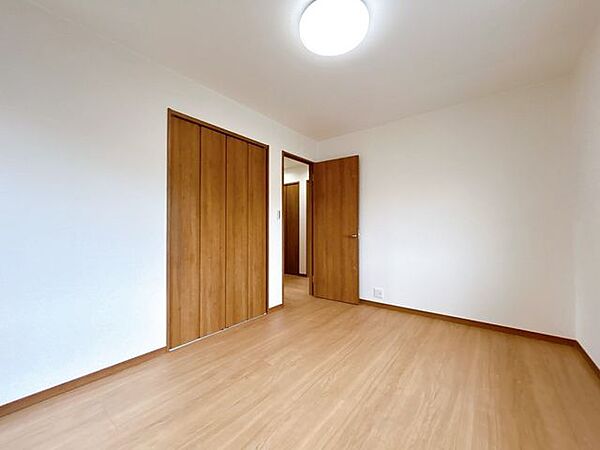 【リフォーム済み】2階6帖洋室写真です。壁・天井はクロスを張り替え、照明はLEDを新設しました。