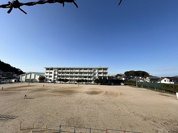 【周辺環境】南ヶ丘小学校まで約500ｍ（徒歩約7分） 2200m