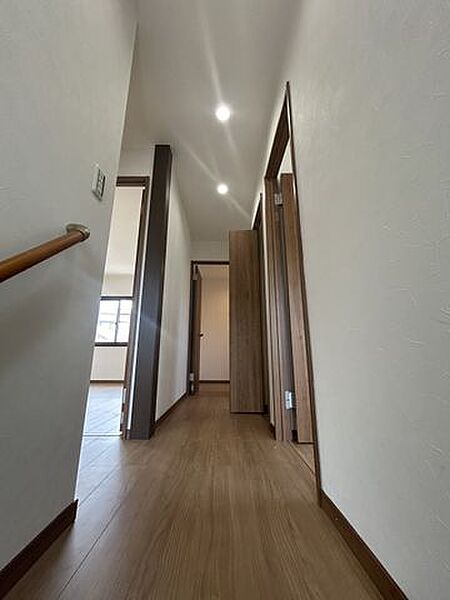 【リフォーム済み】2階廊下写真です。壁・天井はクロスを張り替え、照明はLEDを新設しました。