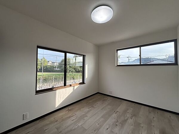 【リフォーム済】2階和室写真です。使いやすい洋室へ変更しました。