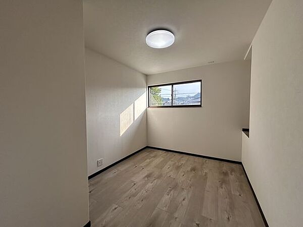 【リフォーム済】2階西側洋室です。壁天井クロス張替え、床フロアタイル上張り、照明交換を行いました。
