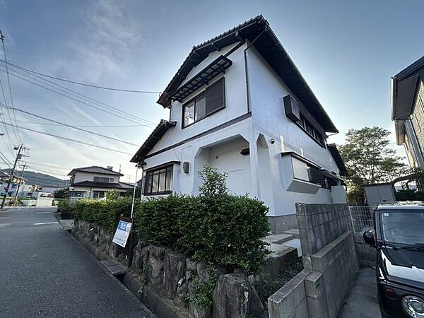 【リフォーム済】外観別角度写真です。駐車場拡張、外壁塗装などを行いました。