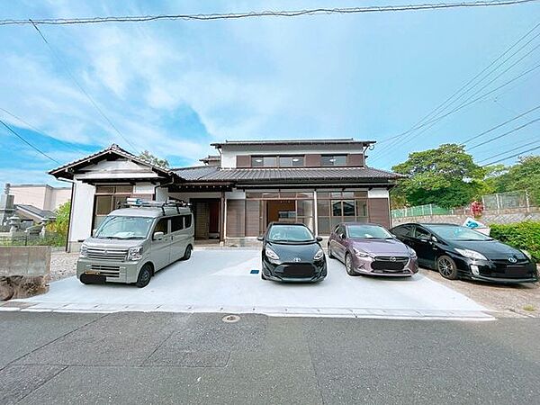 【リフォーム済】駐車場写真です。前面庭を駐車場に変更し、土間、砕石で仕上げました。4台駐車可能予定です。
