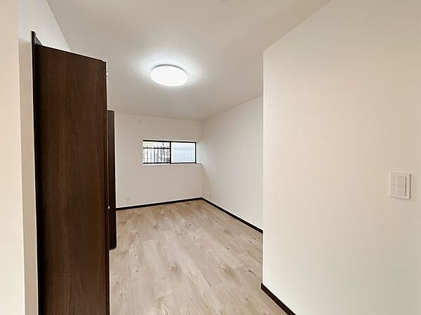 【リフォーム済】1階北西側和室写真です。和室から9帖洋室に変更しました。