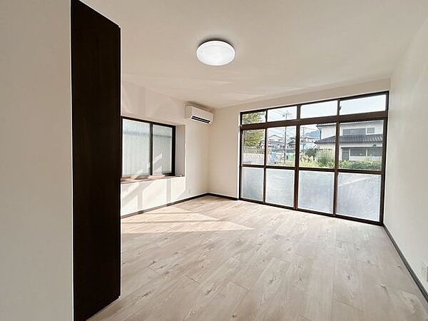 【リフォーム済】1階東側洋室写真です。間取り変更、クロス張替え、フロアタイル上張りを行いました。