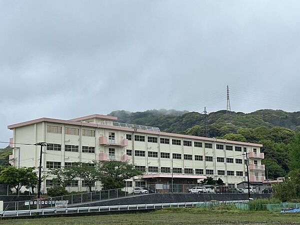 【周辺環境】東朽網小学校まで徒歩約17分（約1.3ｋｍ） 1300m