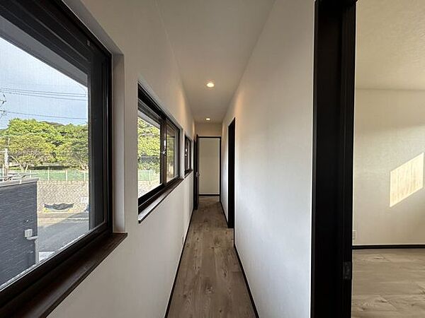 【リフォーム済】2階廊下写真です。フロアタイル上張り、クロス張替え、照明交換を行いました。