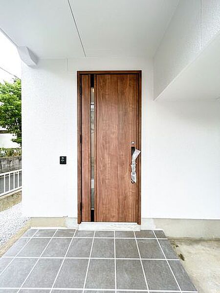 【リフォーム済】玄関外部です。玄関サッシはシングルタイプに新品交換しました。