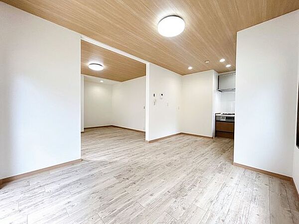 【リフォーム済】1階約リビング別アングルです。和室を取り込み約16帖の空間に仕上げました。