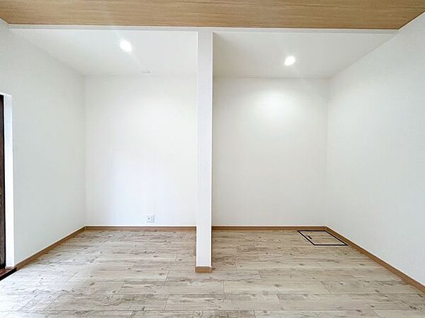 【リフォーム済】リビング間取り変更後、和室収納スペースはリビングスペースに取り込みました。テレビコンセントを新設しております。