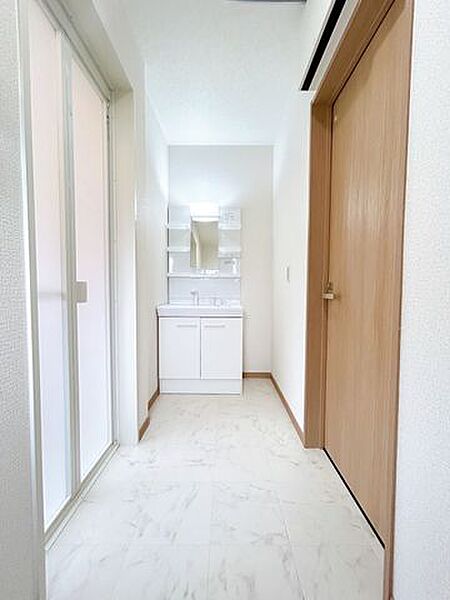 【リフォーム済】洗面脱衣所は壁と天井のクロス張替を行い、クッションフロアで仕上げまｓた。クッションフロアなので、水がこぼれてもサッと拭き取れます。