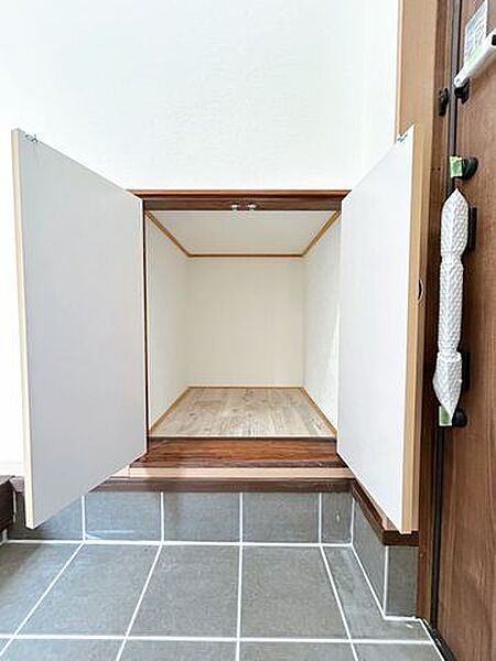 【リフォーム済】玄関階段下収納です。建具交換を行いました。
