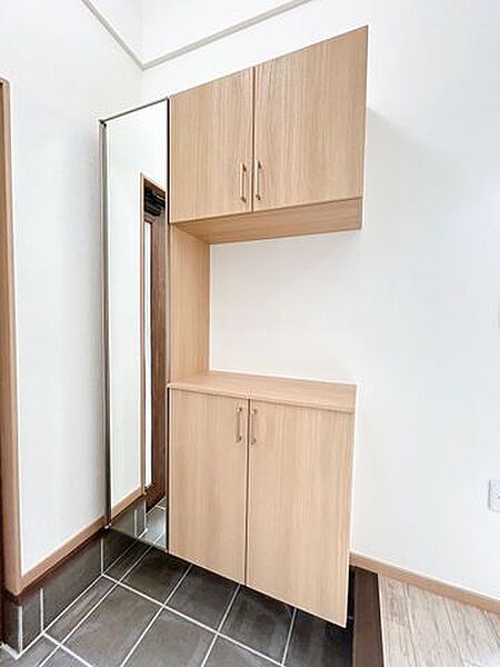 【リフォーム済】玄関にはコの字タイプのシューズボックスを新設いたしました。