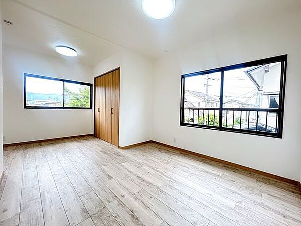 【リフォーム済】2階約7.5帖洋室です。壁天井クロス張替え、床フロアタイル仕上げを行いました。