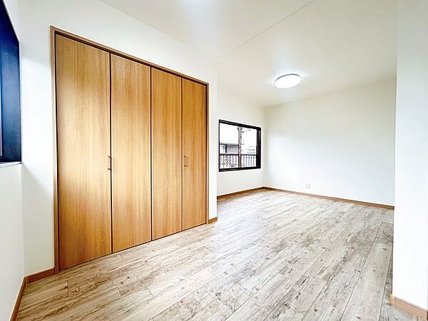 【リフォーム済】2階約7.5帖洋室別アングルです。