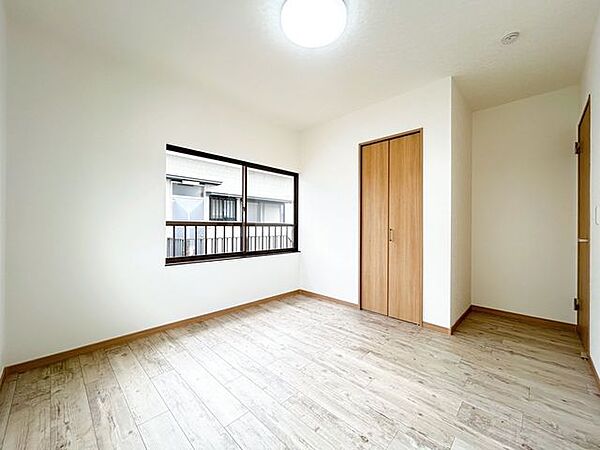 【リフォーム済】2階約5帖洋室です。壁天井クロス張替え、床フロアタイル仕上げました。