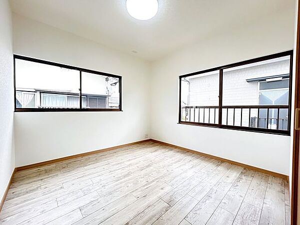 【リフォーム済】2階約5帖洋室別アングルです。