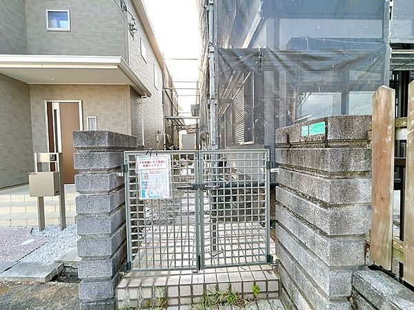 【リフォーム中9/19撮影】アプローチは駐車拡張に伴い解体する予定です。