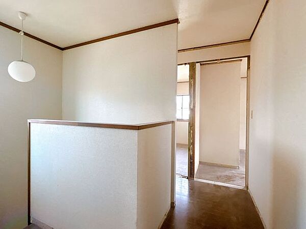 【リフォーム中9/19撮影】2階廊下写真です。壁天井クロス張替え、床フロアタイル仕上げ予定です。