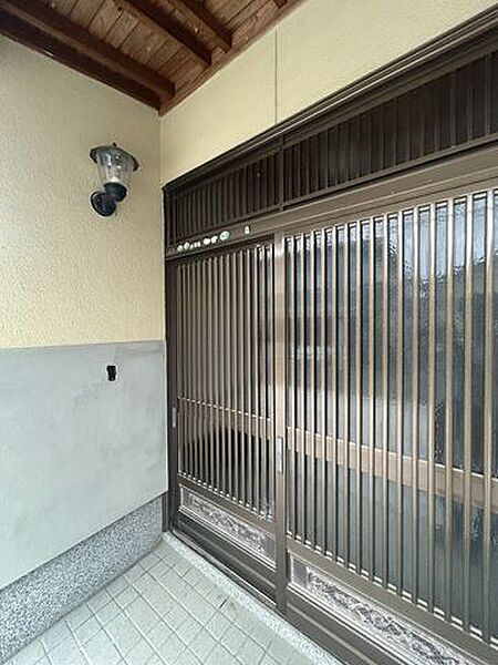 【リフォーム中9/10撮影】玄関です。玄関サッシは新品交換いたします。