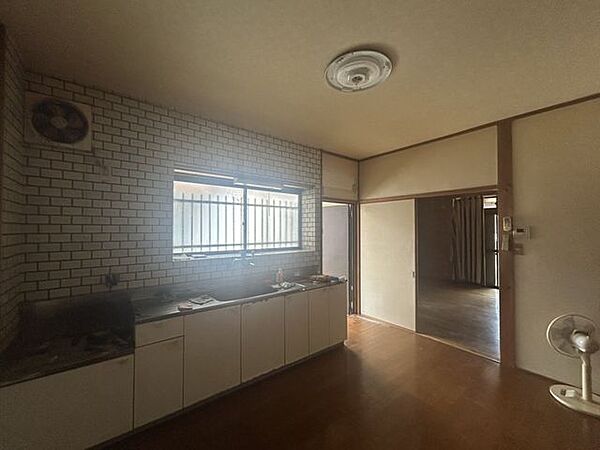 【リフォーム中9/10撮影】ダイニングです。洋室と繋げ、約16畳LDKに間取り変更予定です。