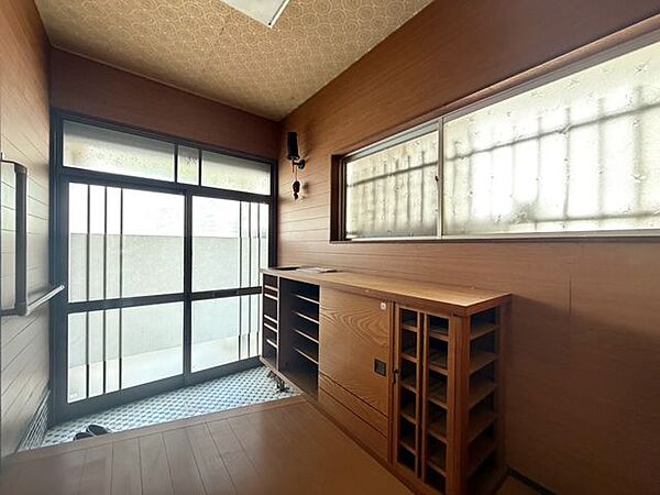 【リフォーム予定】玄関内観です。玄関扉交換、クロス張替え、照明交換を行いました。