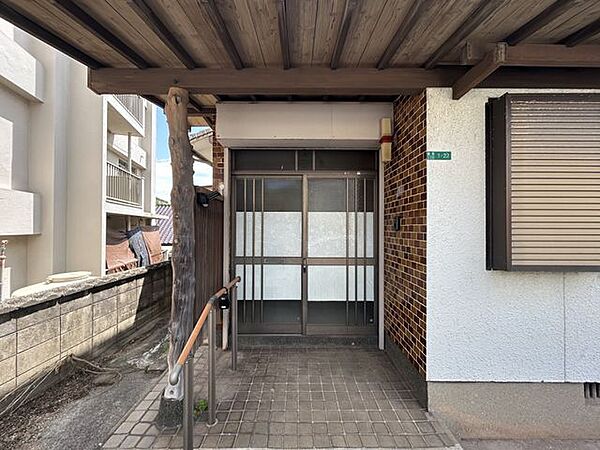 【リフォーム予定】玄関は新品に交換します