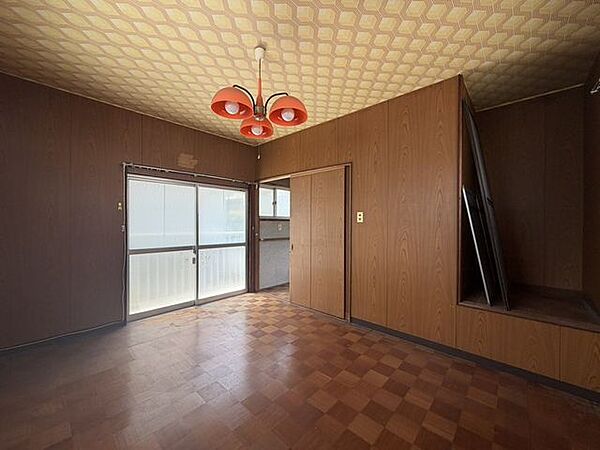 【リフォーム予定】2階東側約6帖のお部屋は洋室仕上げを行いました。クローゼットも設置済みのため、お部屋を広くお使いいただけます。