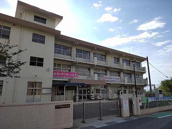 北九州市立緑丘中学校まで徒歩9分。 670m