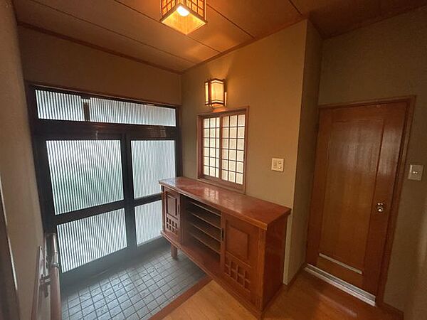 【リフォーム予定】玄関内部です。壁・天井はクロスを張り替え、照明はLEDを新設致します。お客様が最初に目にする所だからこそ、細かい所にも気を使ってリフォームしていきます。