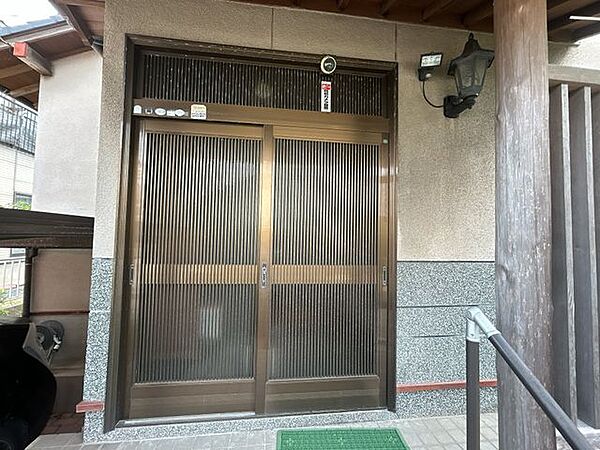 【リフォーム予定】玄関は新品交換いたします。新しいトビラで気持ち良く1日のスタートを始めて頂ければと思います。
