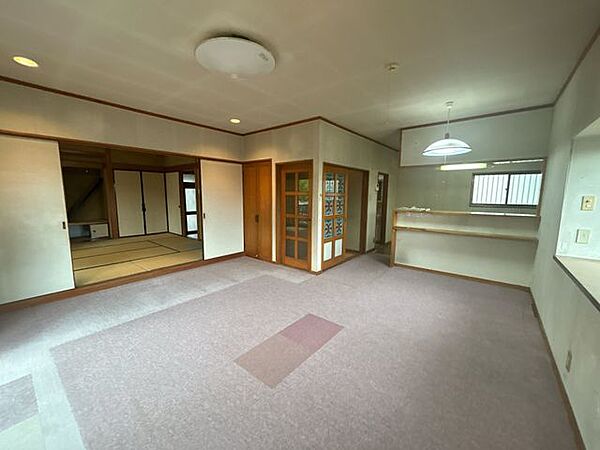 【リフォーム予定】リビングです。一部間取り変更を行い、約19帖のＬＤＫに仕上げます。壁・天井はクロス張り替え、照明も新品に交換致します。