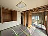 収納：【リフォーム中10/11撮影】2階西側約6帖洋室の収納は建具を新品交換致します。2か所収納があるので、お部屋を広々使えますね。