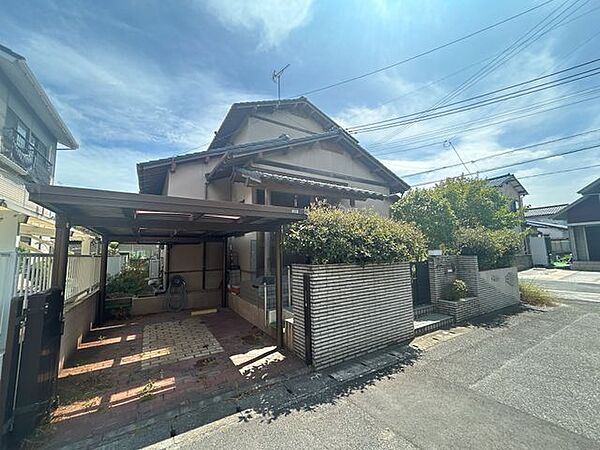 【リフォーム予定】外壁は塗装、屋根は瓦の洗浄を行います。明るく温かみのあるお家に仕上げていきます。日当たり、風通しも良いお家です。