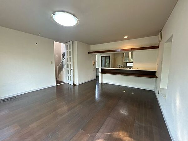 【リフォーム予定】リビング別アングルです。採光面も多く日の光も入る明るい空間です。