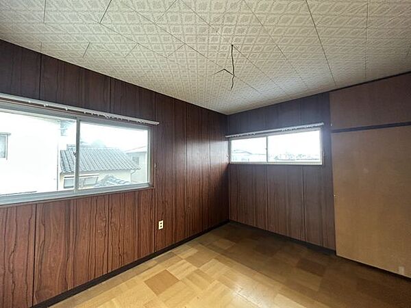 【リフォーム予定】2階洋室です。床はフロアタイル重ね張り、壁天井はクロス張替え予定です。